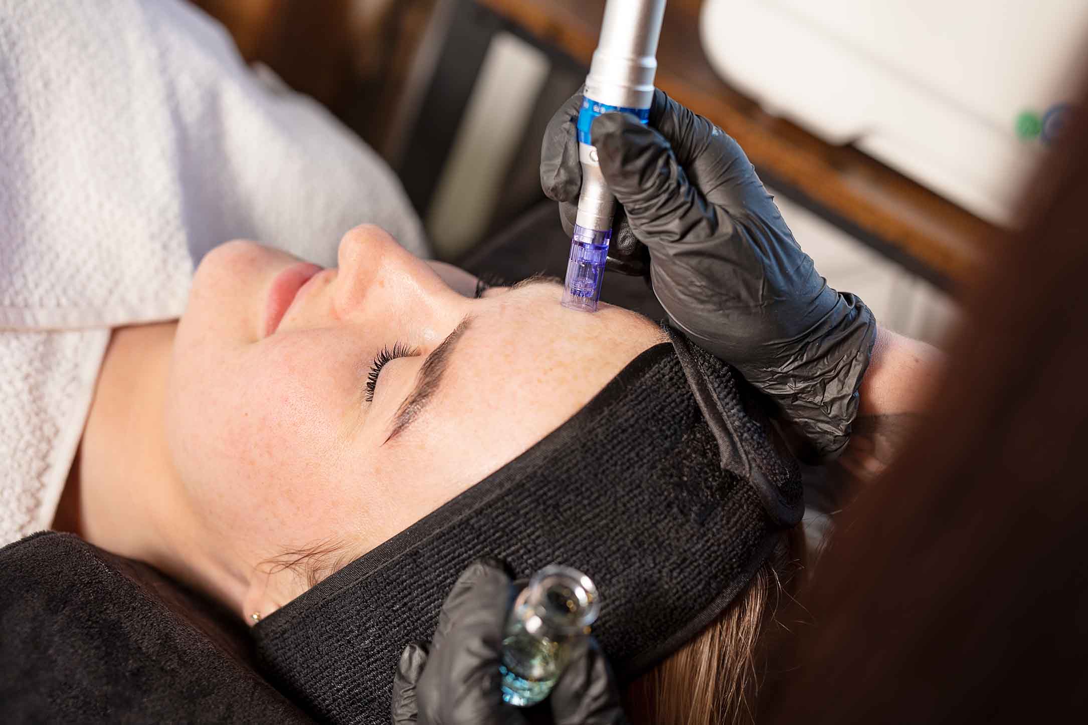 Gesichtsbehandlung einer Frau im Kosmetikstudio Patrizia Ferraro