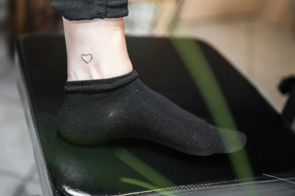 Tattoo eines Herzens am Knöchel