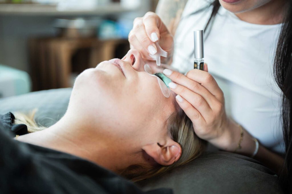 Wimpernlifting einer Frau im Kosmetikstudio Patrizia Ferraro