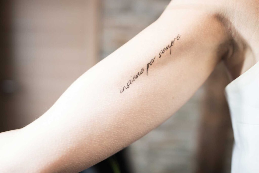 Tattoostudio Patrizia Ferraro - Eine Frau wird am Arm tattoowiert