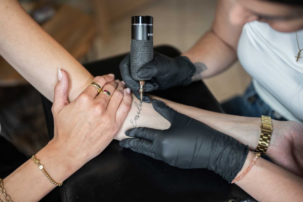 Tattoostudio Patrizia Ferraro - Eine Frau wird an der Hand tätowiert